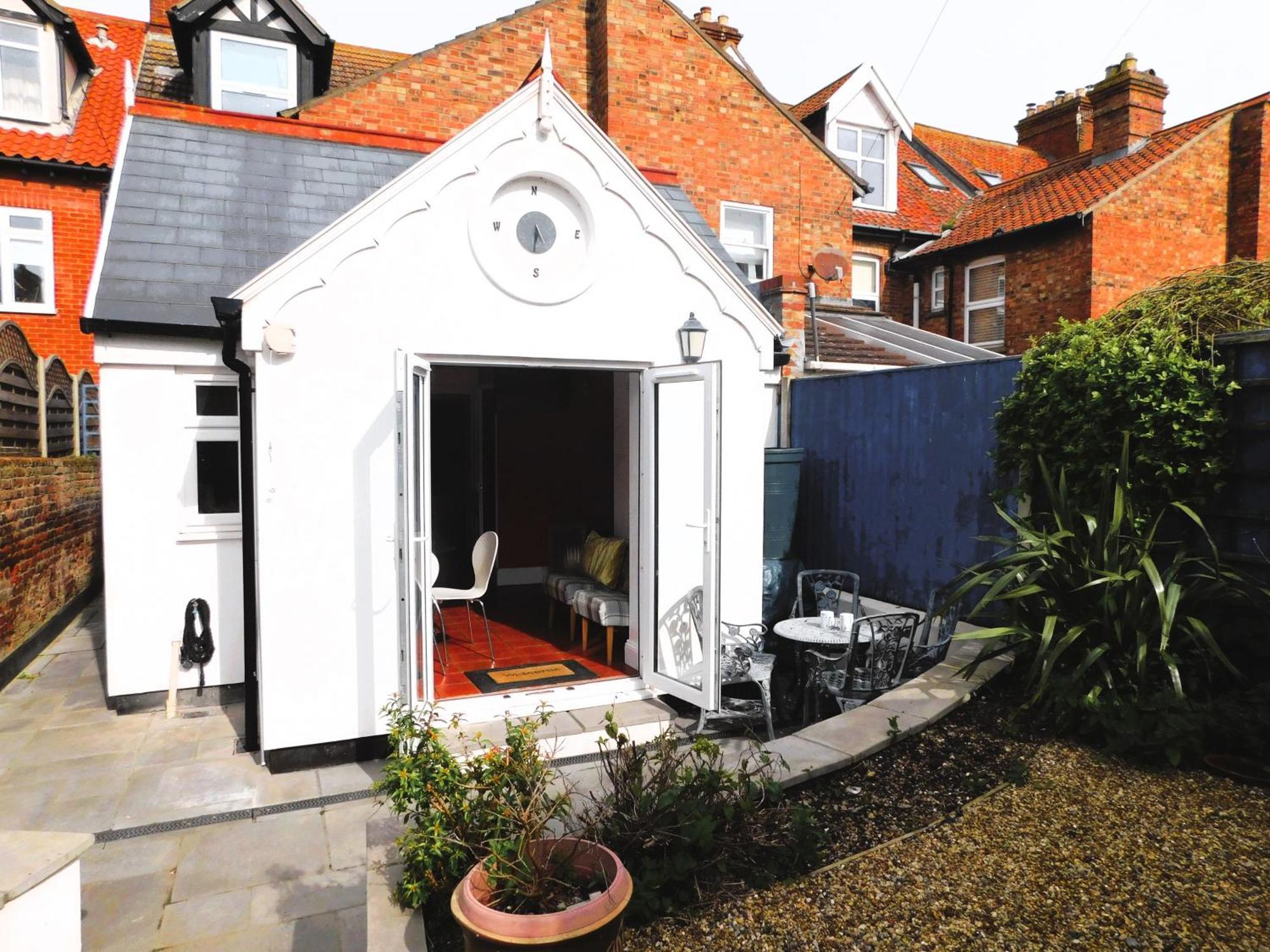 Salty Towers Villa Sheringham Exterior photo